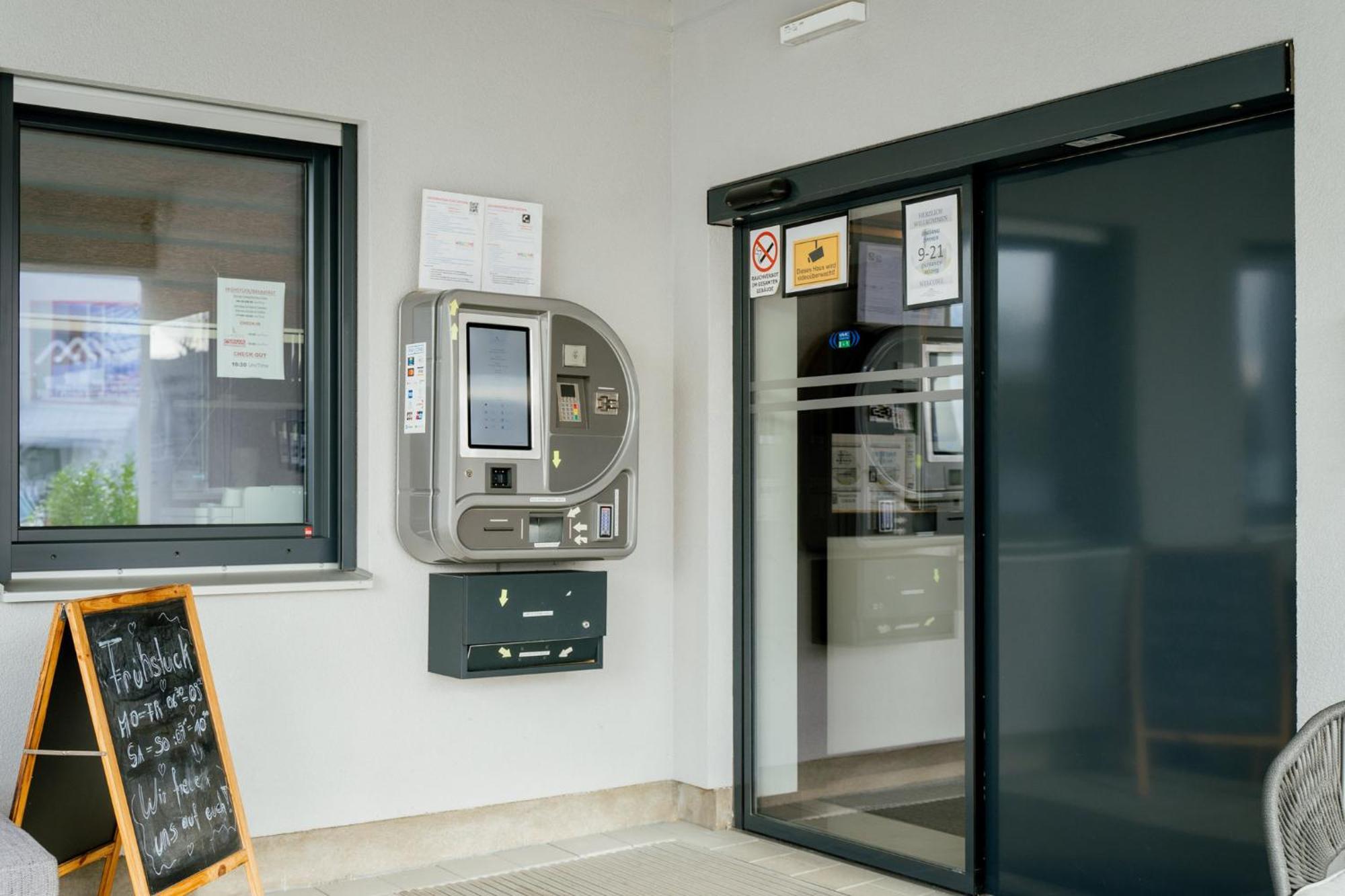 Hotel Lamede Self Check-In Wiener Neustadt Exterior foto